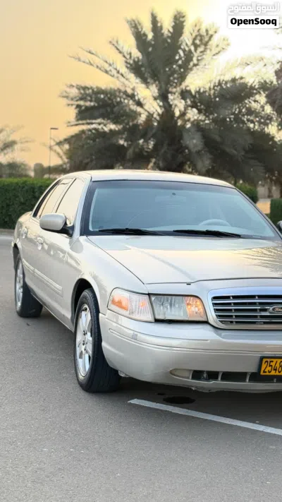 Ford Crown Victoria Base 2