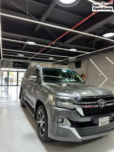 Toyota Land Cruiser GXR 2