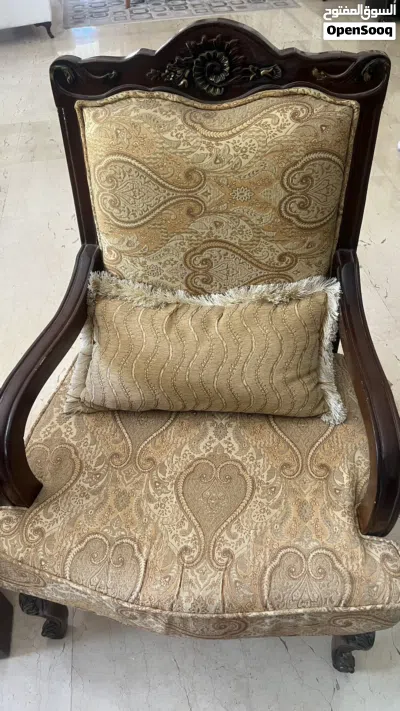 طقم كنب مستعمل مع طاولات بحالة جيدة جدا 4