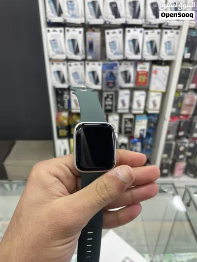 Apple watch se 44mm مع كامل اغراضها والكرتونه وكاله شبه جديد بطاريه 100 4