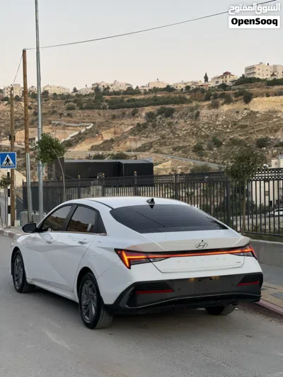 Hyundai Elantra Standard 4