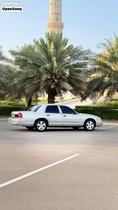 Ford Crown Victoria Base 4