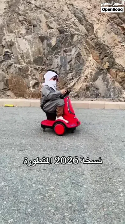 سيارة أطفال كهربائية حمراء من نوع الفخامة تتميز بتصميم عصري مع أضواء 2