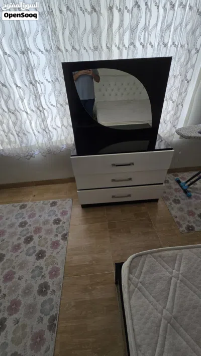 Modern Black & White Bedroom Set (Bed, Mattress, Dresser & 2 Nightstands) 3