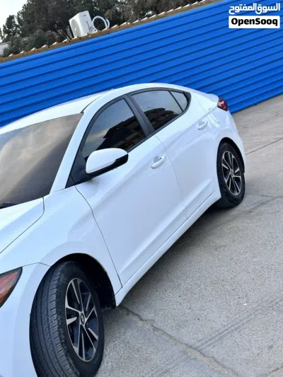Hyundai Elantra SE 4