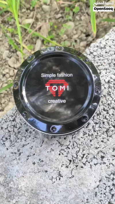 ساعة تومي (tomi watch) بلون الأزرق والأسود كما هو موضح في الصورة والفيديو والساعة مع البكس مالها. 2