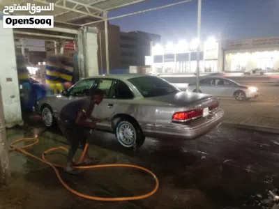 Ford Crown Victoria LX 2