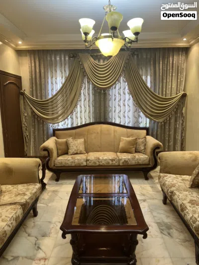 طقم كنب مع طاولات وستائر للبيع 4