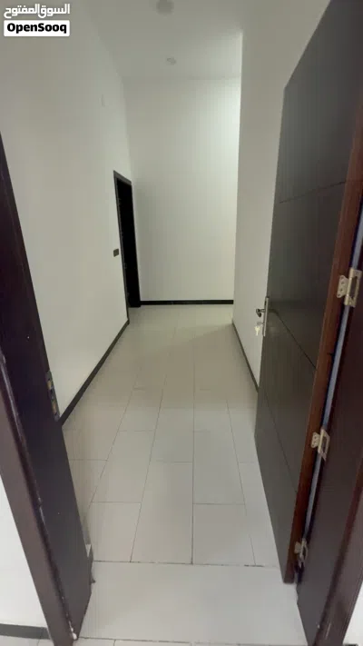 شقة طابق كامل شبه بيت ارضي معزول بناء حديث جداً نضيف ما مسكون تصلح للسكن والانشطة التجارية 3