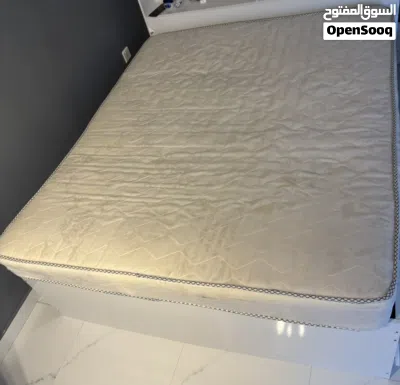 Queen size bed for sale 3