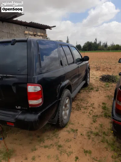 Nissan Pathfinder XE 2