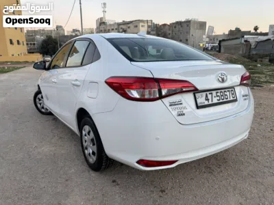 Toyota Yaris E 4
