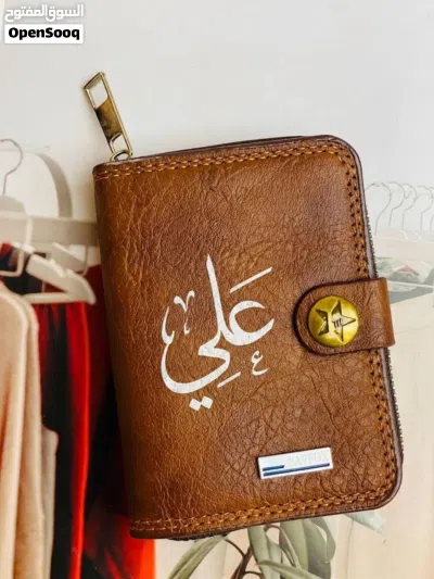 متوفر الطباعة حسب الطلب على المحافظ نطبع أسم . حرف . رسم . شعار . أو أي شي أخر 2