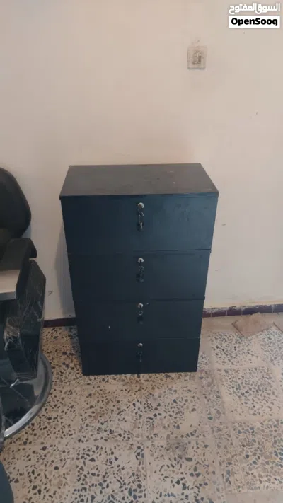 4كراسي حلاق طيارة 4مريات ومعاهم ستتدات رفوف وطاولات ربي يبارك بظاعه شبه جدبد 4