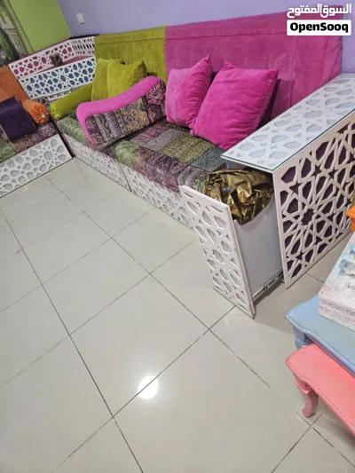 طقم كنب تفصيل اربيسك مضاء من الداخل بحالة ممتازة 4