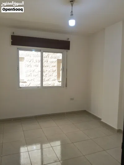 شقة طابق اول للإيجار الشهري مكونة من ثلاث غرف نوم بالقرب من كلية الاقتصار والطب جامعة اليرموك 4