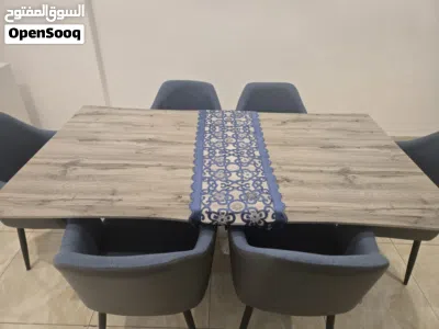 طاولة ا جتماعات بتصميم عصري شبه جديدة للبيع 2
