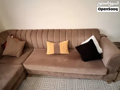 طقم جلوس مع طاولات و ستار للبيع 4