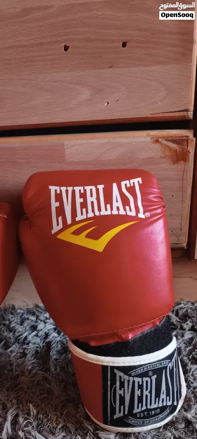 قفازات ملاكمة Everlast بحالة ممتازة للبيع 3