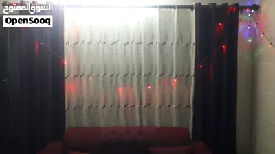 بردايه لون خمري قماش ثقيل كامله مع الجسر ولا غلطه بحاله ممتازه عدد واحد فقط 3