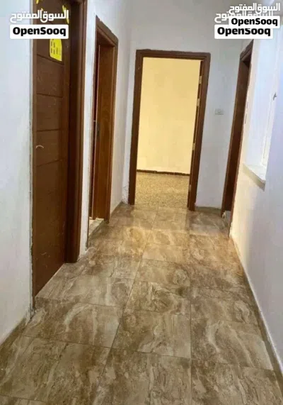 الوسيط لدينا شقه طابق الاول وسط البلاد الظهره نظيفه العمولة ربع ودفع الايجار مقدم شهرين اقرتحت 2