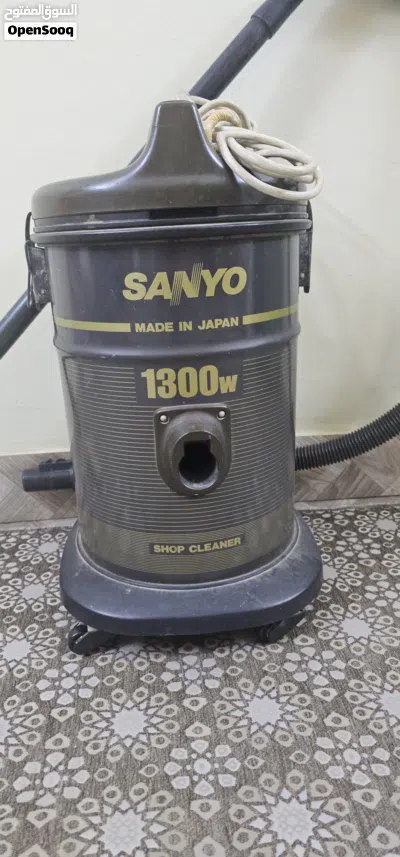 Sanyo vacuum cleaner for Shop. Made in Japan, 1300W. Working condition and very powerful succession. 2