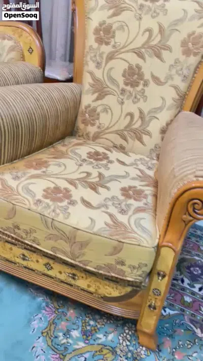 طقم كنب فاخر مع طاولتين صغار وطاوله كبيره استعمال بسيط خشب زان 4