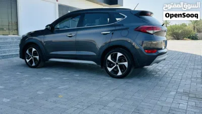 Hyundai Tucson SE 2