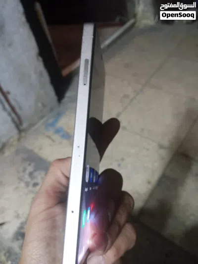 Samsung Galaxy S24 Ultra الشاشه شغاله وما بتعلق في كسر خفيف الباك مكسور 4
