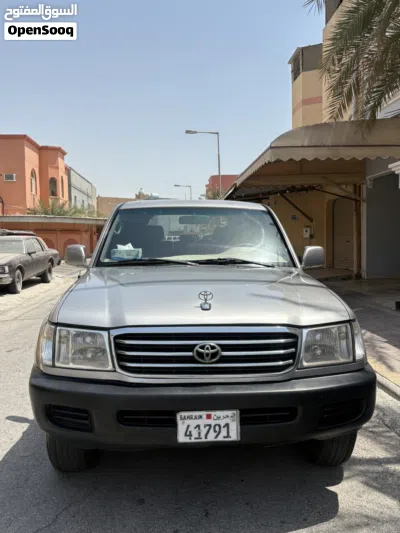 Toyota Land Cruiser GXR 2