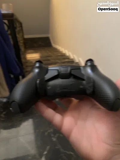 يدة scuf للقيمرز مع كل مستلزماتها يجي معاها بوكس و شنطة صغيره حقت اليدة و اربع قيور للتبديل 2