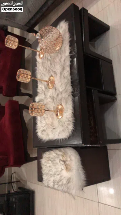 طقم كنب لون خمري وسكني مع طقم طاولات لون بني 2