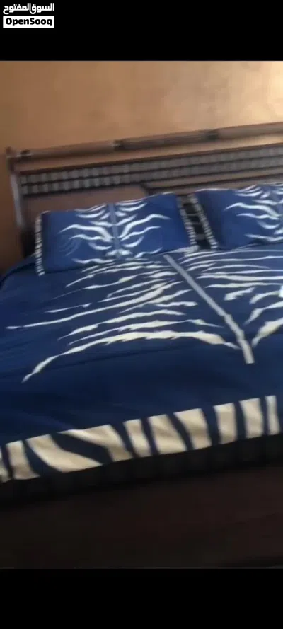 غرفه نوم بحاله حيده جدا لون بني خشب صولد تخت كينغ كمودينتين خزانه اربع ابواب اثنين سحاب مع مرايه 4