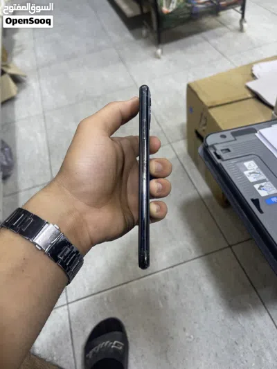 ايفون 11 برو مكس 64g 4