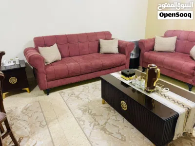 طقم كنبات لون فاخر تنجيد 100% استعمال بسيط مع طقم طربيزات فاخر لون جوزي بسبب الرحيل ممتاز جدا 4
