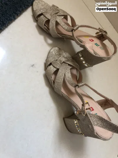 حذاء ذهبي فاخر لونه جميل جدا 2