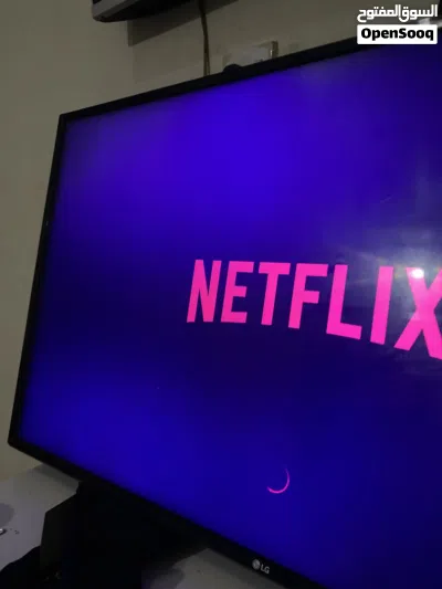 شاشة LG smart Tv ما عليها شي بس يوجد شي بسيط فيه 3