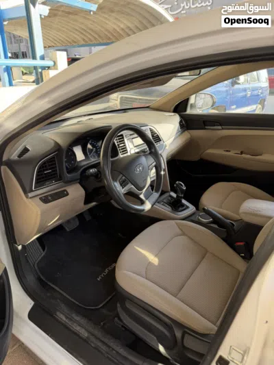 Hyundai Elantra Standard 2