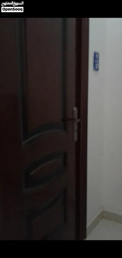 شقة مكيفة للإجار الدور الثالث *الموقع:* المعبيله خلف نيستو *تفاصيلها:* غرفتين وصاله وم 3