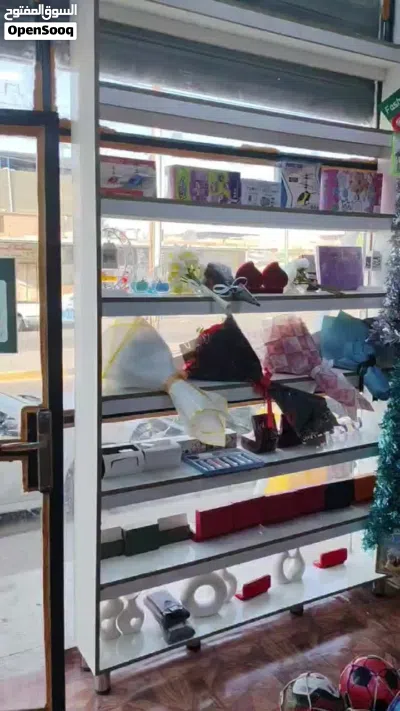 مكتبة لبيع كامله كلشي جديد ونظافة 100٪ رفوف + فاترينات 2 + ميز مكتب مع كرسي وتجهيزات مكتبة كامله 2