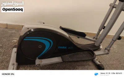 +2 هذا الجهاز هو جهاز تدريب بيضاوي (Elliptical Trainer) من ماركة York Fitness، مودي 4