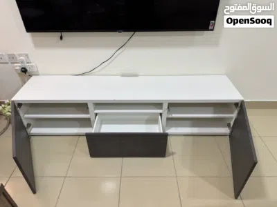 طاولة تلفزيون ايكيا مودرن بحالة جيدة 4