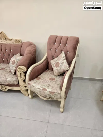 طقم كنب غرفة ضيوف مع سفرة وطاولات وسط 3