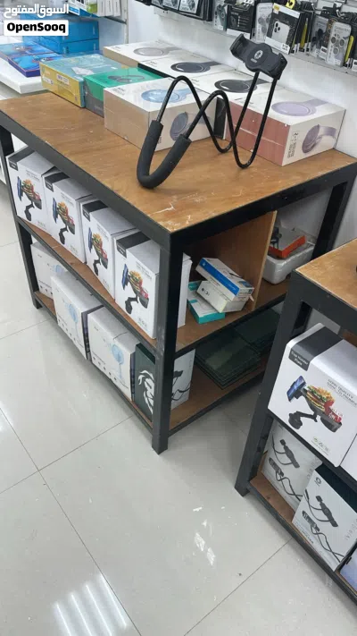 طاولة محل هواتف 3