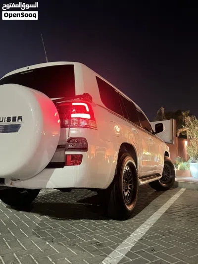 Toyota Land Cruiser GXR 2