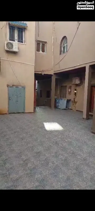 منزل للبيع واجهتين ودورين ويوجد به سبع شقق 4