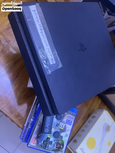 سلام عليكم بلي فور للبيع مع حساب و جوستكات ثنين و 4اقراص فيفا25و بيس20و كلفيوتي و جي 2