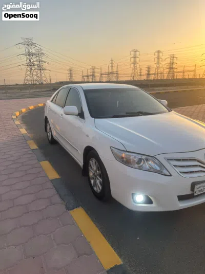 Toyota Camry GLE 2