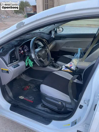 Hyundai Elantra Standard 3
