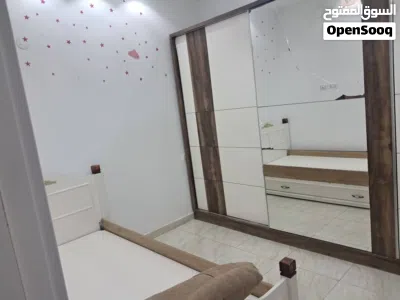 شقة ارضية بجنانها مفروشة للإجار في طريق الشوك خلف جامعة ناصر 3